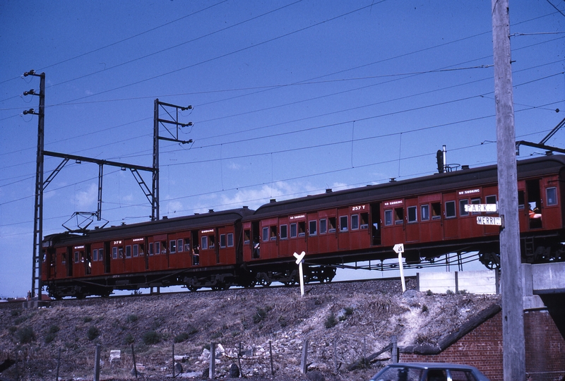 112169: Merri up side Down Tait Suburban 317 M 257 T leading
