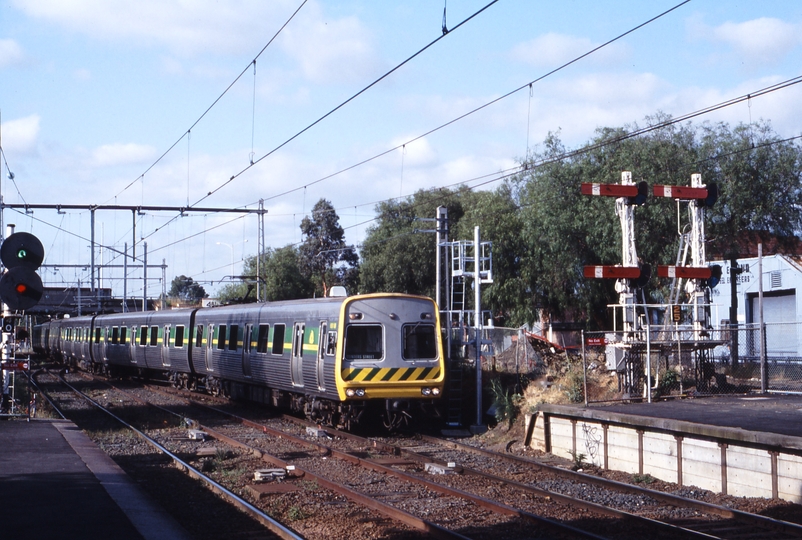 117824: Clifton Hill Up Suburban 6-car Comeng