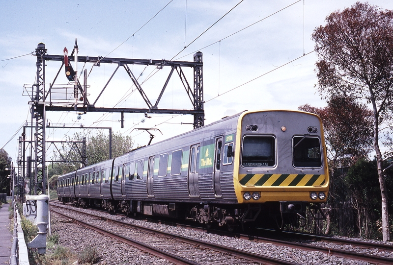 118697: Middle Brighton up side 2:40pm Down Suburban 3-car Comeng 577 M leading