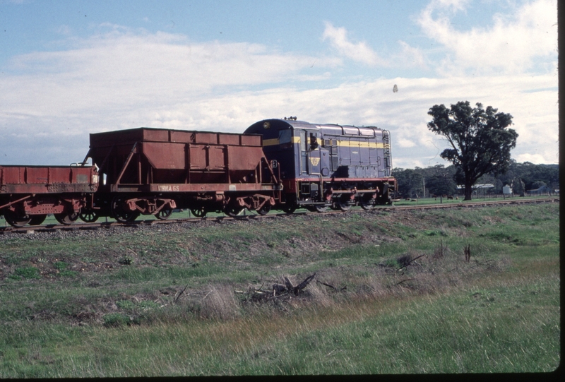 123814: Muckleford F 212 shunting VHWA 68 nearest