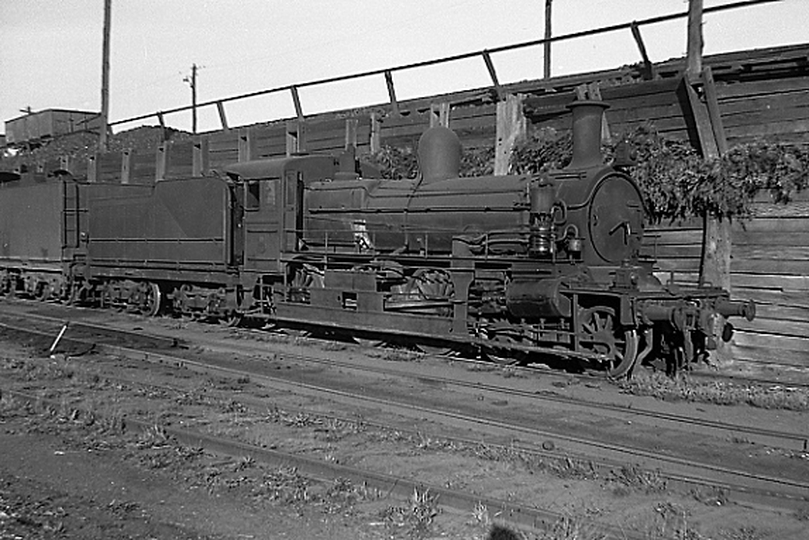 133513: Ballarat East Locomotive Depot D1 564