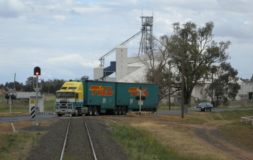 135712: Coonamble Line 523.5 km Siding Level Crossing at North end looking towards Sydney